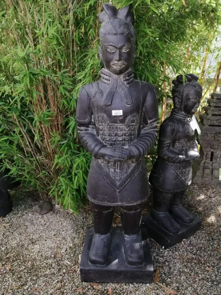 Chinesischer Krieger, stehend, 150 cm Höhe, Kunststein, handgefertigt & farbig. Eingefaerbt in der Farbe Antik-Finish 